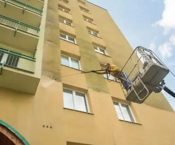 Homlokzat tisztítás Kecskeméten magasból